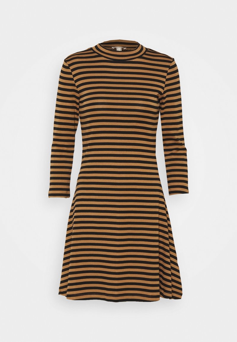 Robe à manches longues avec col rond, rayures horizontales alternées noires et marron, cintrée à la taille avec une jupe évasée.