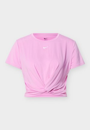 Ροζ κοντομάνικο crop top της Nike με κομψή λεπτομέρεια στροβιλισμού στο μπροστινό μέρος και λευκό λογότυπο Nike Swoosh στο κέντρο κάτω από το λαιμόκοψη.