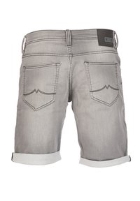 Graue Denim-Shorts mit aufgerollten Säumen, zwei hinteren Taschen mit spitzen Klappen und einem dunklen Stoffetikett mit der Aufschrift "MISTIG."
