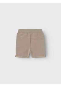 Bermudas de algodón color caqui con cintura elástica, puños doblados y un solo bolsillo trasero. Textura suave y detalle de costura mínimo.