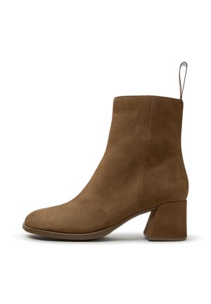 Braune Wildleder-Stiefelette mit niedrigem Blockabsatz, abgerundeter Spitze und Zuglasche hinten, auf weißem Hintergrund fotografiert.