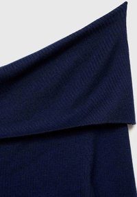 Námorně modrý pletený oděv s širokým, přeloženým límcem s žebrovanou strukturou, který ukazuje hladký, jemný vzhled látky.