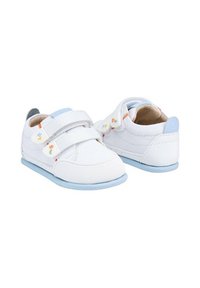 Zapatillas de lona blancas con detalles en azul y dos correas ajustables de Velcro; superficie texturizada; punta redondeada; diseño minimalista.