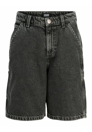 Chłopiec stoi, ma na sobie czerwoną czapkę, pasiastą koszulkę polo z krótkim rękawem, czarne spodenki, białe skarpetki i beżowe buty casual na jednolitym tle.