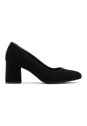 Zwarte suède high heel pump met een ronde neus en een blokhak. Soepele textuur en minimale details.