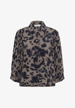Bluzka z długim rękawem w beżowym kolorze z ciemnoniebieskim abstrakcyjnym wzorem w gepardy; ma rozłożony kołnierzyk i zapięcie na guziki, a także marszczone detale przy rękawach.