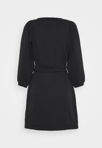 Svart klänning med puffärmar, bälte i midjan och rak skärning. Tillverkad av ett mjukt, texturerat tyg. Inga synliga mönster eller metalldetaljer.