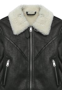 Veste en cuir noir avec un col en fausse fourrure blanche, fermeture éclair à l'avant et deux poches latérales zippées avec des accents en métal argenté.