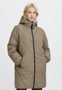 Giacca puffer trapuntata in marrone chiaro, dotata di cappuccio, chiusura con zip e tasche laterali, con motivo a diamante e polsini elasticizzati.