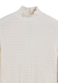 Top blanco de cuello alto y manga larga, confeccionado en una tela texturada con un cuello fruncido y un sutil patrón arrugado en toda la prenda.
