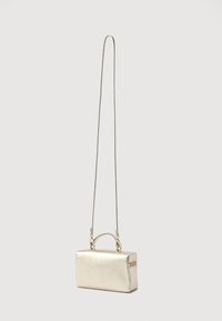 Metāliski zelta crossbody soma ar taisnstūra formu, īsu rokturi, garu ķēdes siksnu un rāvējslēdzēja aizsegu, ar gludu tekstūru.
