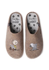 Smeđe filcane papuče s crtićima iz serije Peanuts. Jedna prikazuje Charlieja Browna, a druga Snoopyja, pozadine s sivim otisima šapa.
