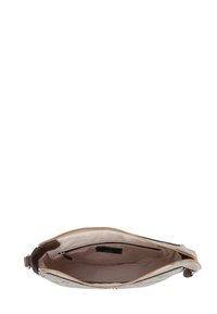 Borsa a clutch con zip e superficie a motivo chiaro. Accenti in pelle marrone, fodera in tessuto e hardware in tono dorato all'interno.