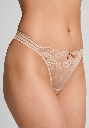 Herenkant met floral patroon in een huidskleurige tanga, voorzien van drie dunne elastische banden aan elke kant en een klein strikdetail aan de voorkant.