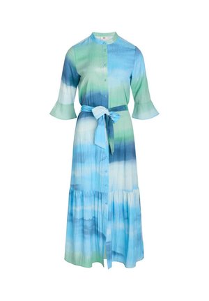 Dlhé šaty na gombíky v odtieňoch modrej a zelenej s opaskom, rozšírenými rukávmi a vrstvenou sukňou, vyrobené z ľahkej tkaniny.