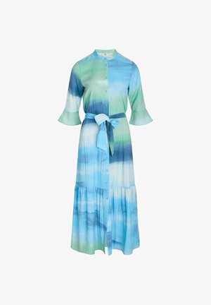 Ilgas mygtukų suknelė mėlynos ir žalios spalvų atspalviuose su diržu, plačiais rankovėmis ir daugiapakopiu sijonu, pagaminta iš lengvos medžiagos.