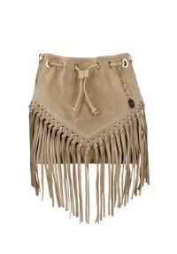 Beżowa zamszowa torba z frędzlami, z zaciąganym zapięciem, dekoracyjnym łańcuchem i trójkątnym wzorem z długimi frędzlami wzdłuż dolnej krawędzi.