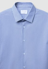 Schmal geschnittenes, blaues Hemd mit weißen Streifen und kleinem Punktemuster, ausgestattet mit einem klassischen Kentkragen und Knopfverschluss.