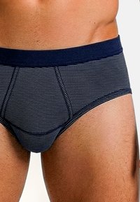Herenonderbroek in marineblauw met dunne witte strepen. Heeft een effen marineblauwe tailleband en zichtbare stikseldetails. Zachte textuur.