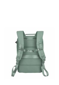 Zaino verde con imbottitura in rete, spallacci regolabili e maniglia superiore. Presenta una forma rettangolare e una superficie texturizzata per una presa sicura.