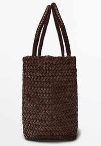 Dunkelbraune gewebte Leder-Shopper-Tasche mit zwei langen geflochtenen Griffen, rechteckiger Form und strukturierter Oberfläche.