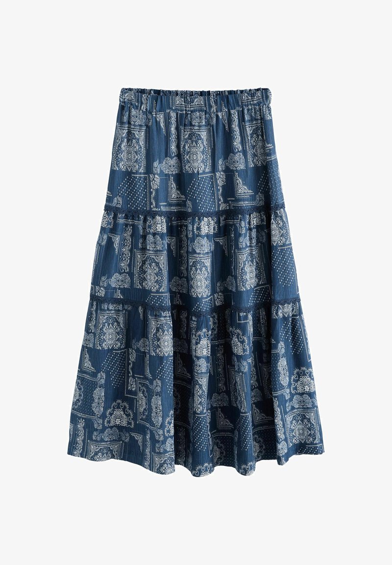 Falda de volantes azul con patrones intrincados en blanco de cachemira y patchwork geométrico, con cintura elástica.