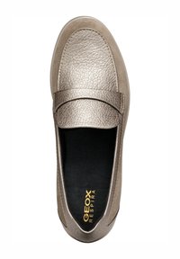 Mocasines metálicos dorados con parte superior de cuero texturizado, punta redonda y interior negro. Presentan una correa decorativa en la parte delantera.