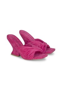 Roze suède hoge hakken mules met gekruiste voorkantbanden en een lage, brede hak. Het interieur heeft de merknnaam in zwart. Vierkante teenontwerp.