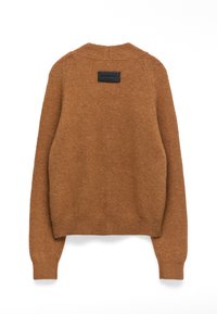 Maglione marrone a maglia con scollo rotondo, polsini e orlo a costine. Presenta un'etichetta nera rettangolare sulla parte superiore della schiena. Tessuto morbido e testurizzato.