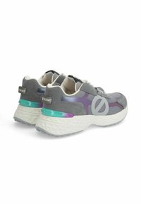 Scarpe da ginnastica grigie realizzate in suede e mesh, con un accento viola e una suola intermedia bianca testurizzata con dettagli turchesi sul tallone.