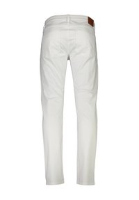 Weiße Baumwollhose mit geradem Bein. Verfügt über zwei Gesäßtaschen und ein Lederpatch am Bund. Glatte Oberfläche.