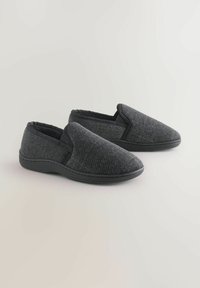 Pantofi slip-on din țesătură gri, cu un upper texturat, vârf rotund și talpă din cauciuc negru, având panouri elastice laterale pentru o purtare ușoară.