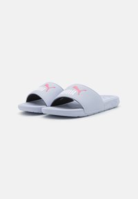 Világosszürke, nyitott orrú papucs, pink Puma logóval a pánton és textúrázott talppal a tapadásért.