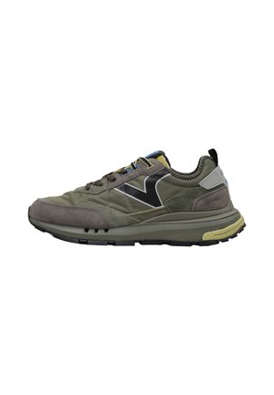 Zapatilla de hombre en verde oliva y gris con detalles en negro y amarillo y un destacado logotipo negro "V" en el lateral.