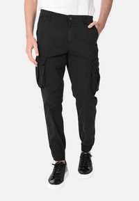 Pantaloni cargo neri con polsini elasticizzati, tasche laterali e chiusura a bottone. Realizzati in tessuto resistente con una consistenza liscia.