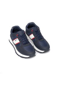 Tumed sinaist sportlikud kingad, mis on valmistatud võrkkangast ja sünteetilisest materjalist, punase ja valge triibuga detail, pehmendatud sääreosa ja tekstuuriga kummist talla.