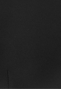 Tejido negro texturizado con un sutil patrón de estrías, que muestra un aspecto liso y duradero. Sin herrajes o acentos visibles.