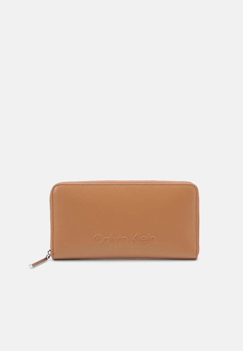 Calvin Klein EMBOSSED LOGO ZIP - Lompakko - lion