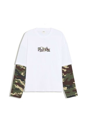Weißes Langarmshirt mit Camouflage-Print-Ärmeln und Camouflage-Schriftzug "Punk Skills" auf der Brust.