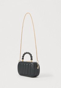 Czarna prostokątna torebka z pikowaną teksturą, skręconym uchwytem i złotym łańcuszkowym paskiem. Charakteryzuje się zapięciem na zatrzask oraz złotymi akcentami metalowymi.