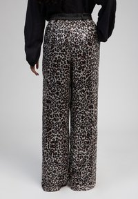 AN'GE PERRIT - Pantalon classique - leopard
