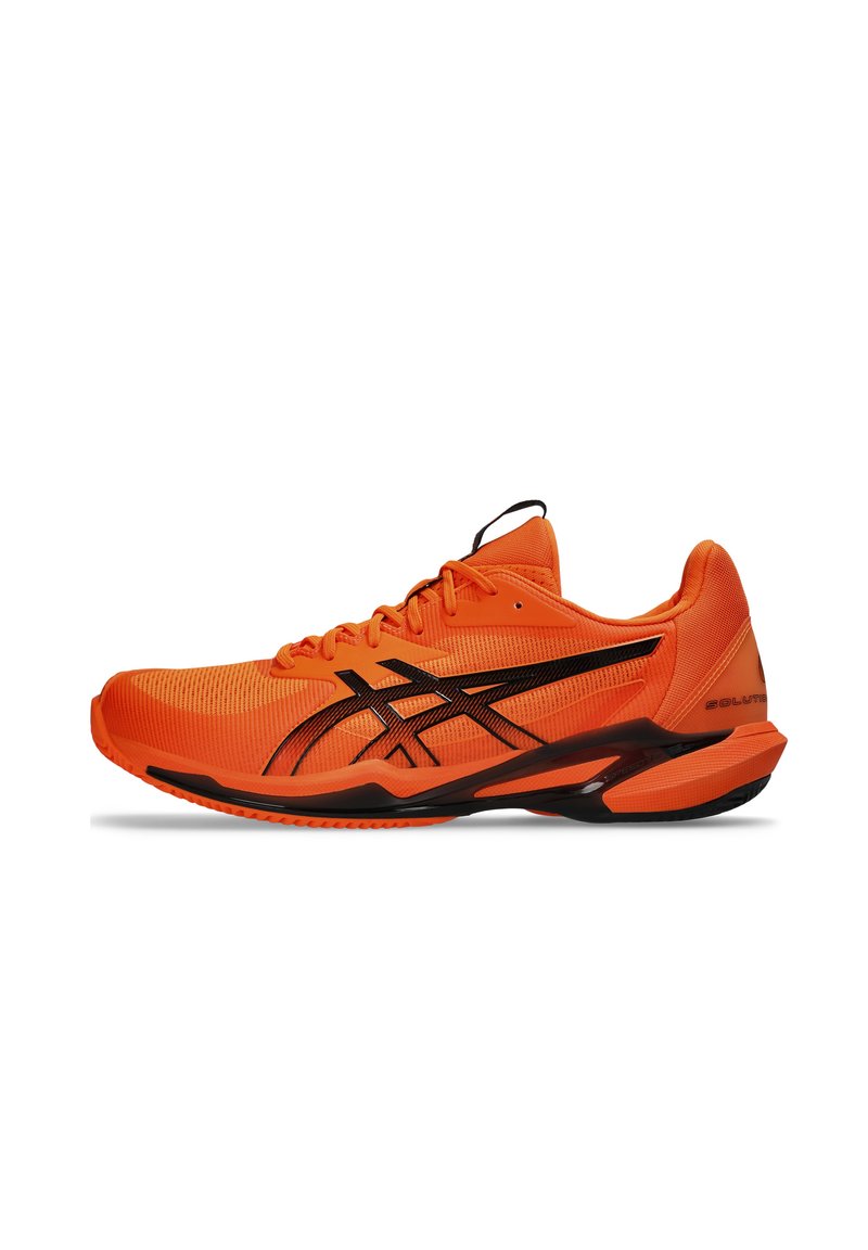 Orangene Sportschuhe mit einem atmungsaktiven Mesh-Obermaterial, schwarzen Akzenten, einem schlanken Design und einer strukturierten Sohle für Traktion.