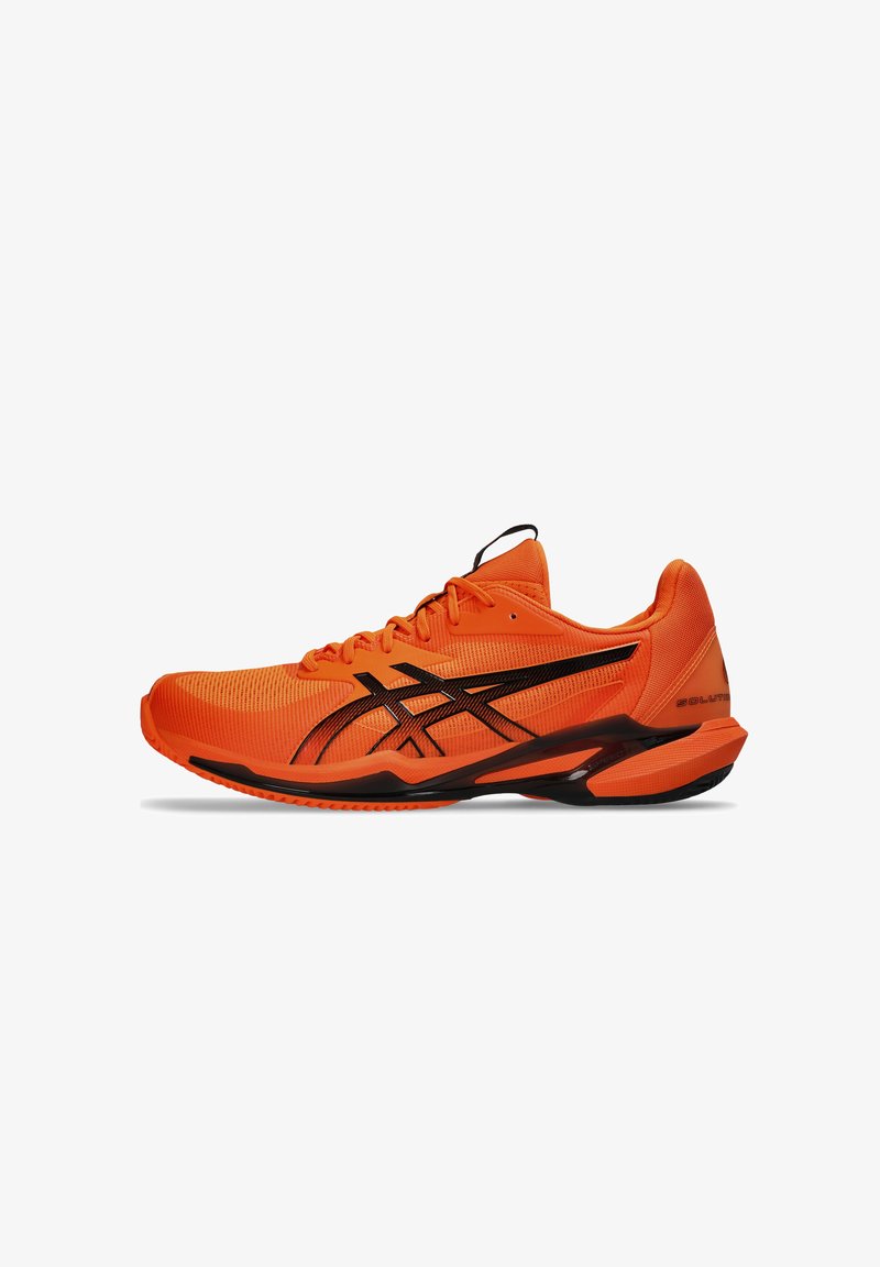 Orangene Sportschuhe mit einem atmungsaktiven Mesh-Obermaterial, schwarzen Akzenten, einem schlanken Design und einer strukturierten Sohle für Traktion.