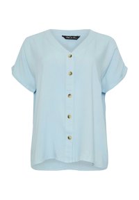 Blouse à manches courtes bleu clair avec un col en V, fermeture à boutons sur le devant avec des boutons dorés, et une coupe décontractée avec un ourlet arrondi.