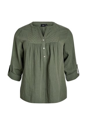 Grøn bomuldsbluse med trekvartærmer, knappelukning foran og tekstureret bærestykke. Har en afslappet pasform og plisseret design.