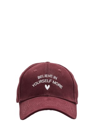 Casquette de baseball bordeaux en coton avec une visière courbée. Présente un texte brodé blanc "CROIS EN TOI MÊME DAVANTAGE" au-dessus d'un symbole de cœur.