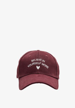 Bordová kšiltovka vyrobená z bavlny s vyklenutým kšiltem. Obsahuje bíle vyšívaný text "VĚŘ V SEBE VÍCE" nad symbolem srdce.