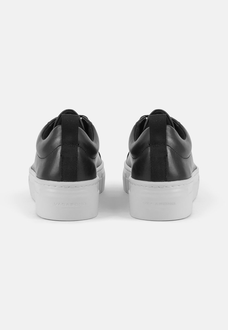 Schwarze Ledersneaker mit weißen Sohlen, mit einer glatten Oberfläche, runder Zehenform und einer Zuglasche auf der Rückseite für einfaches Anziehen.