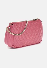 Borsa a tracolla pink trapuntata con forma strutturata, dotata di una tracolla in catena dorata, chiusura con zip e superficie liscia con un discreto motivo logo.