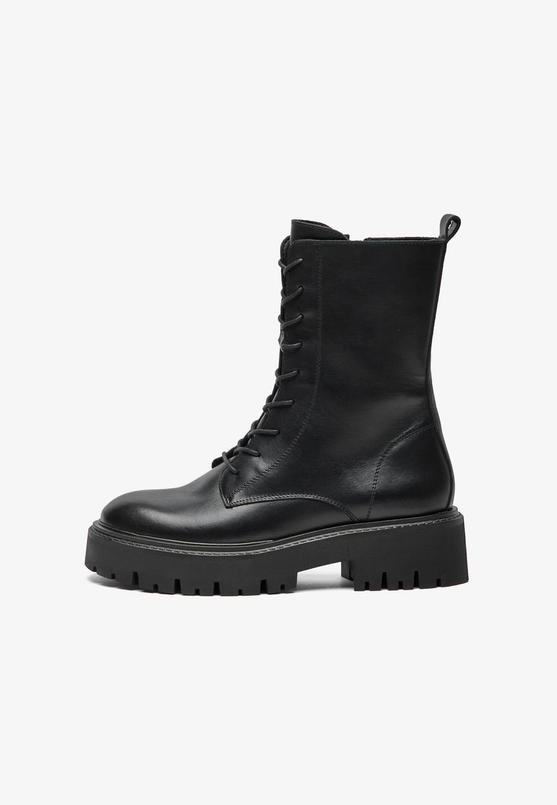 Botte de combat en cuir noir à lacets avec semelle épaisse à crampons et languette à l'arrière, vue de profil sur fond blanc.